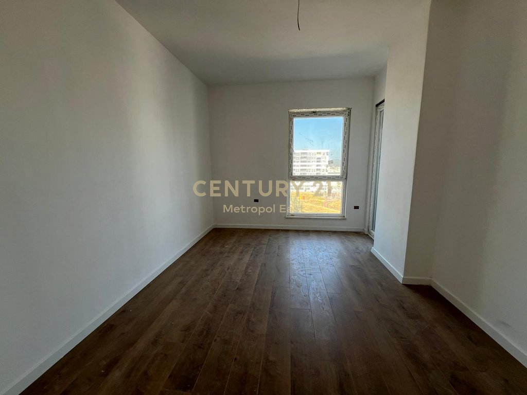 SHITET APARTAMENT 2+1+2 ME 1 POST PARKIMI TEK UNIVERS CITY