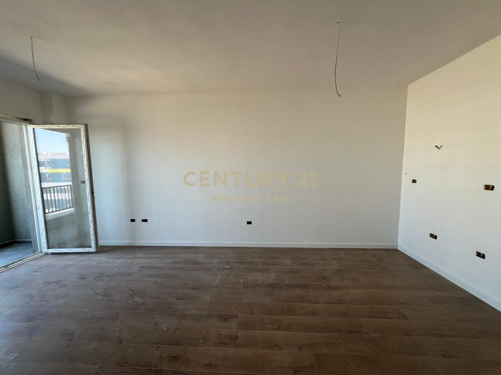 SHITET APARTAMENT 2+1+2 ME 1 POST PARKIMI TEK UNIVERS CITY