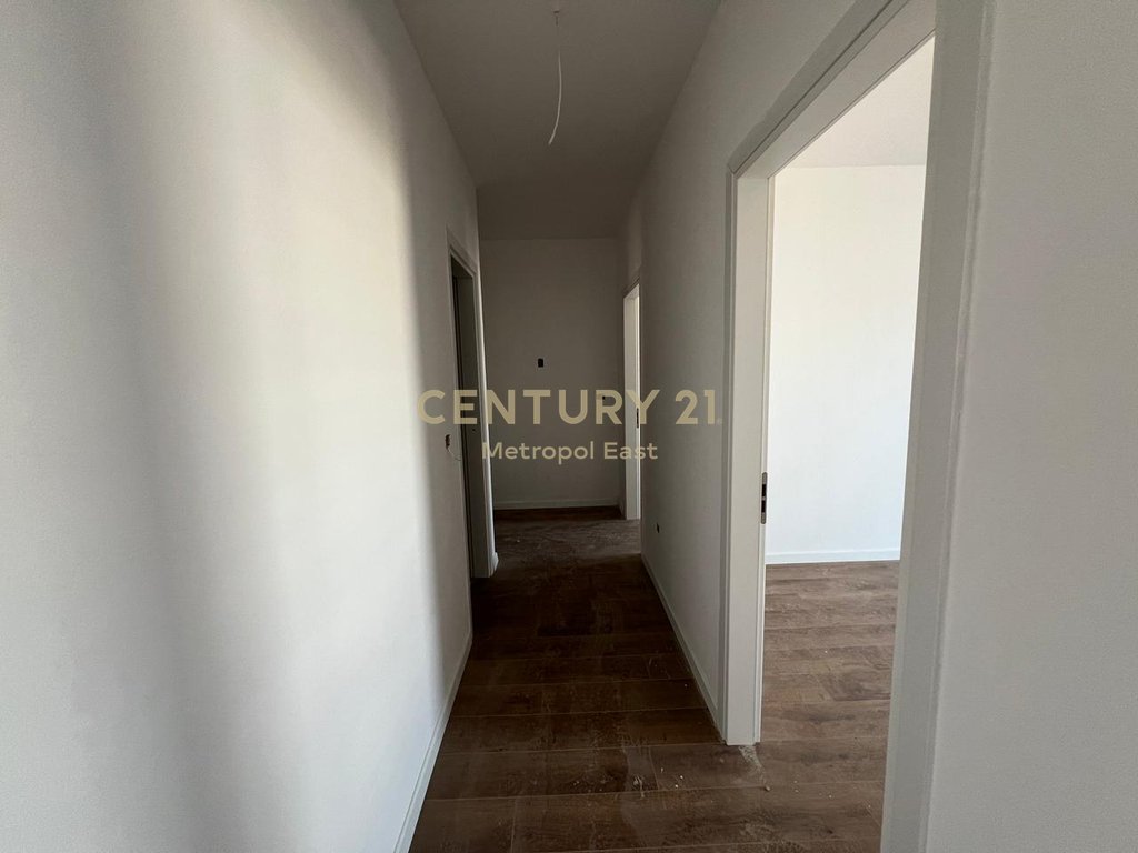 SHITET APARTAMENT 2+1+2 ME 1 POST PARKIMI TEK UNIVERS CITY