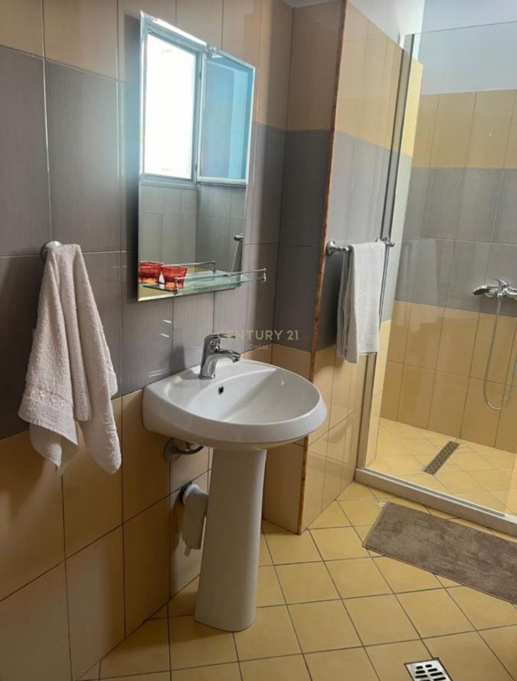 Apartament me qira 2+1+2 – Rruga e Çipajve, Vlorë