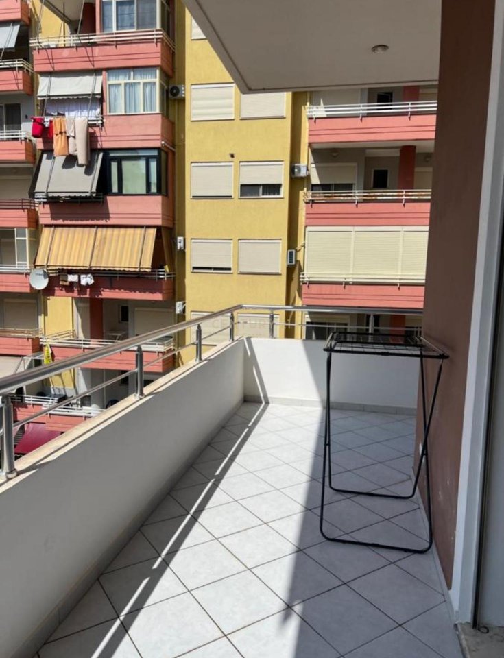 Apartament me qira 2+1+2 – Rruga e Çipajve, Vlorë