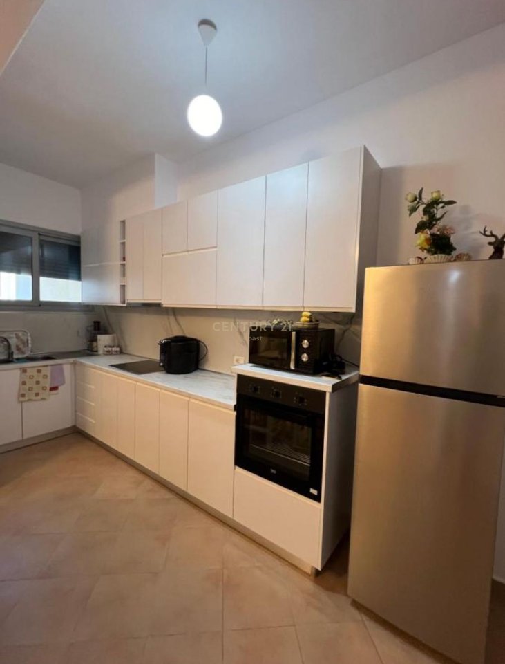 Apartament me qira 2+1+2 – Rruga e Çipajve, Vlorë