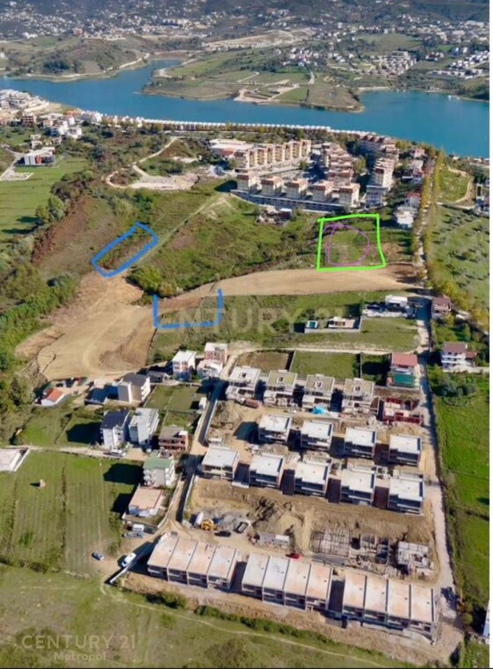 Shitet Tokë 1000m² pranë Liqenit të Farkës