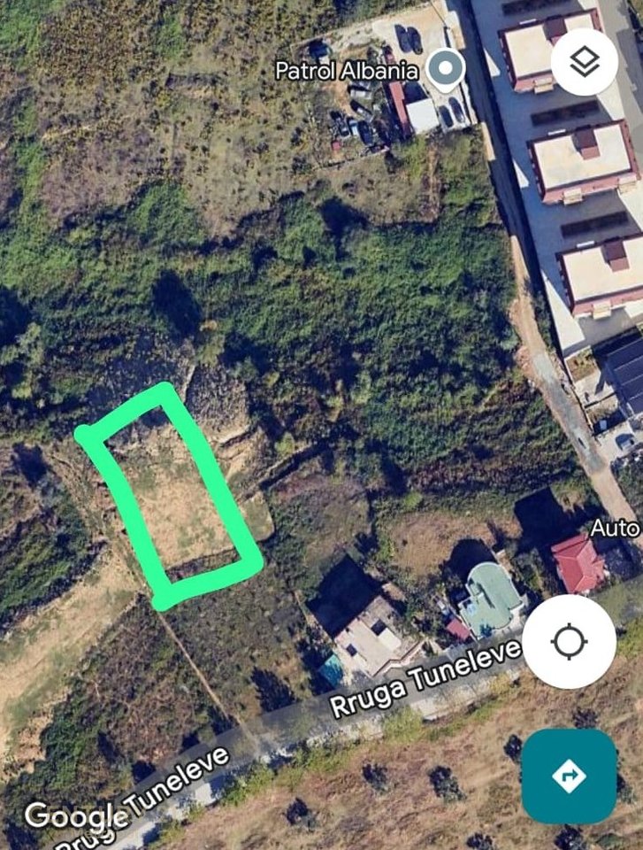 Shitet Tokë 1000m² pranë Liqenit të Farkës