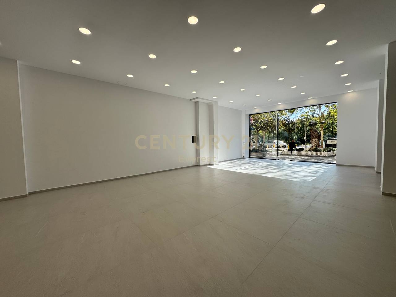 KOMPLESSO DELIJORGJI, LOCALE COMMERCIALE IN VENDITA