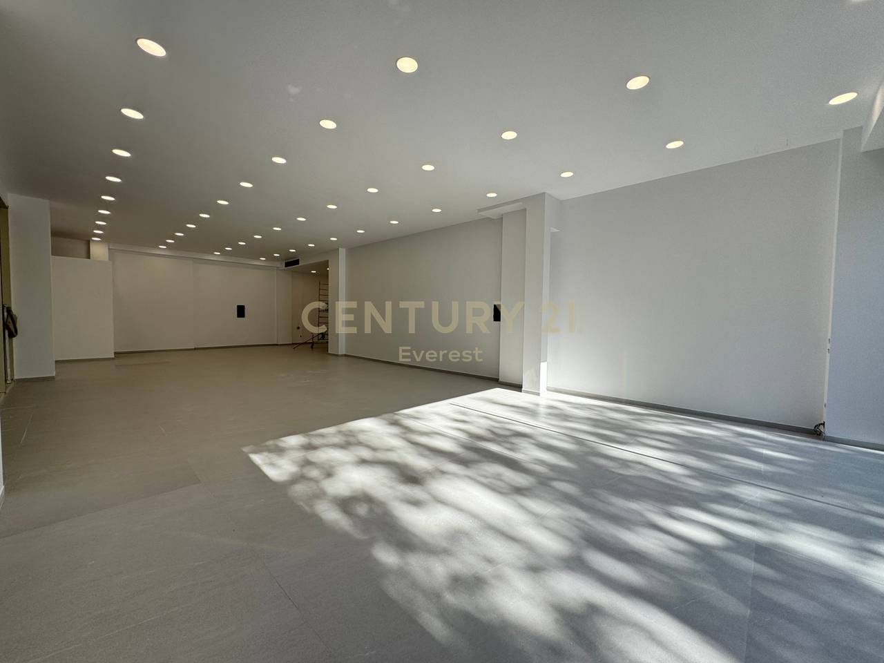 KOMPLESSO DELIJORGJI, LOCALE COMMERCIALE IN VENDITA