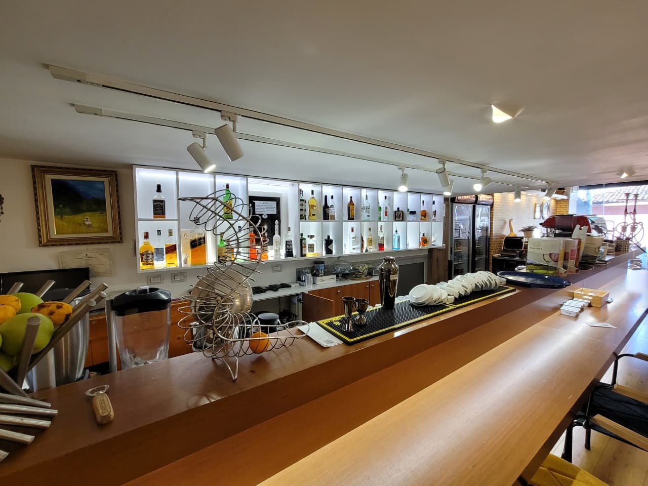 AMBIENT KOMERCIAL PER SHITJE PRANE GJIMNAZIT PARTIZANI!