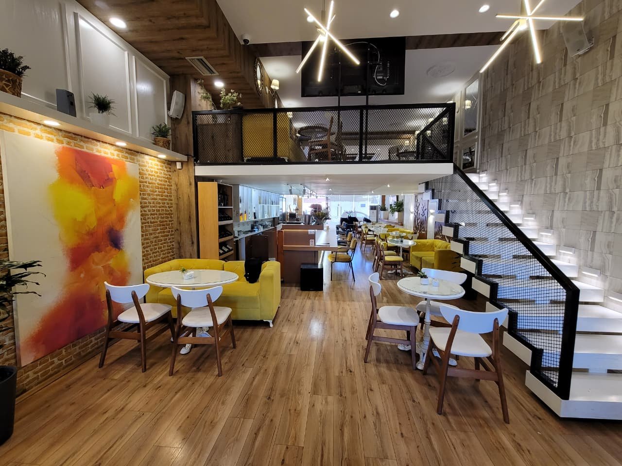 AMBIENT KOMERCIAL PER SHITJE PRANE GJIMNAZIT PARTIZANI!