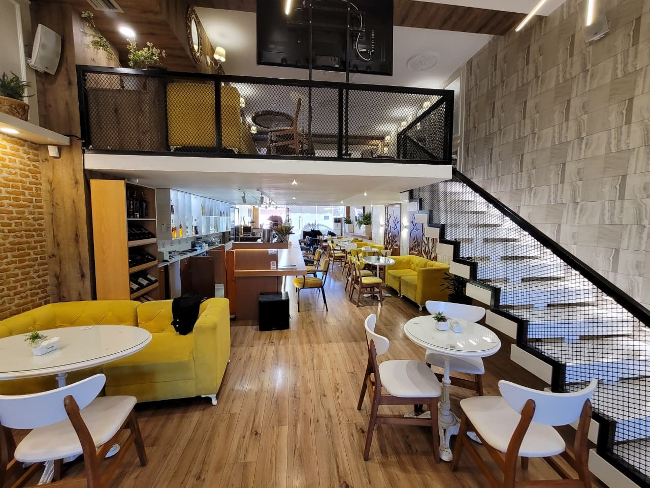 AMBIENT KOMERCIAL PER SHITJE PRANE GJIMNAZIT PARTIZANI!