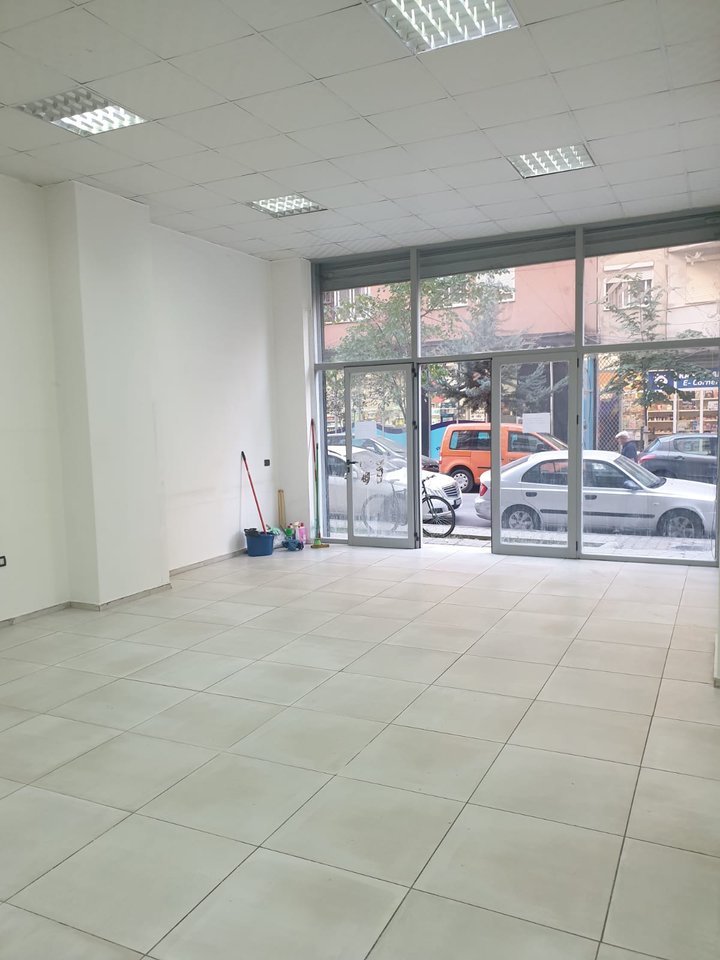 Spazio Commerciale in Affitto a Misto Mame, Tirana - 40.000 | 55 m²
