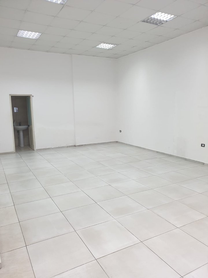 Spazio Commerciale in Affitto a Misto Mame, Tirana - 40.000 | 55 m²