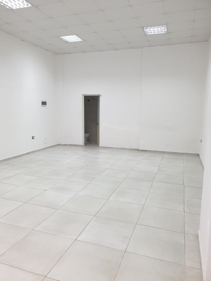 Spazio Commerciale in Affitto a Misto Mame, Tirana - 40.000 | 55 m²