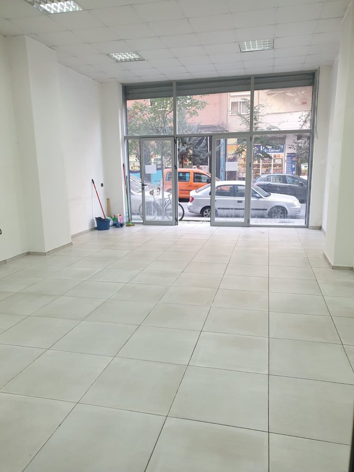 Spazio Commerciale in Affitto a Misto Mame, Tirana - 40.000 | 55 m²