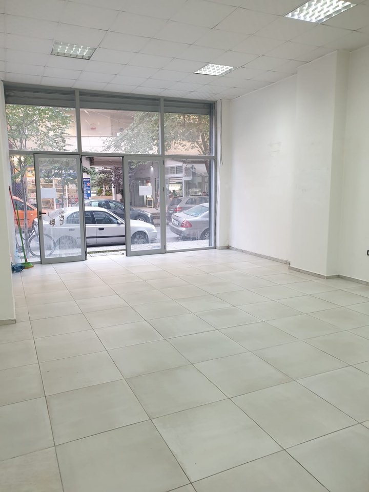Spazio Commerciale in Affitto a Misto Mame, Tirana - 40.000 | 55 m²