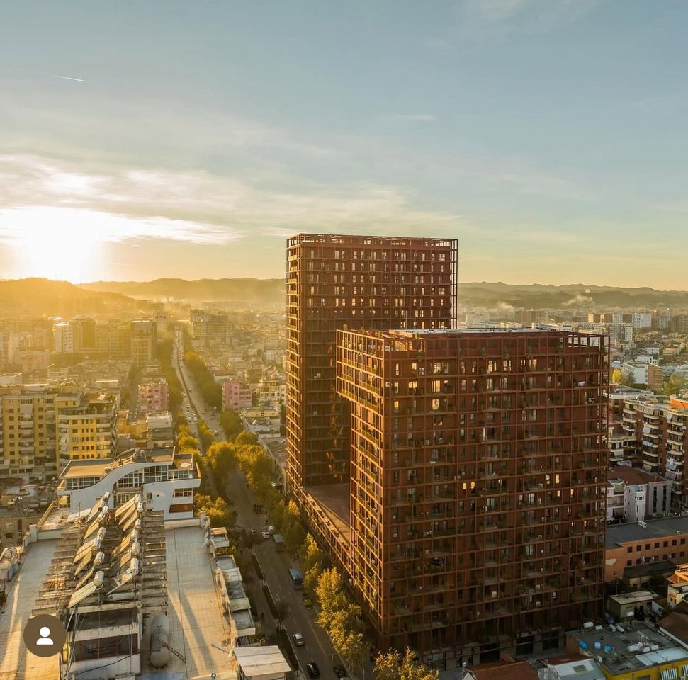 IN AFFITTO SPAZIO COMMERCIALE 2+1+2 IN EDIFICIO CON GIARDINO 1000