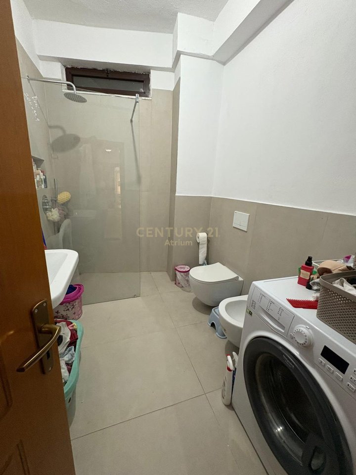 Jepet me qira Apartament 2+1 te Shkolla e Kuqe!!!