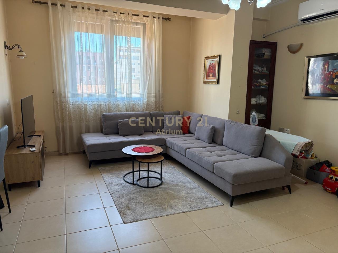 Jepet me qira Apartament 2+1 te Shkolla e Kuqe!!!