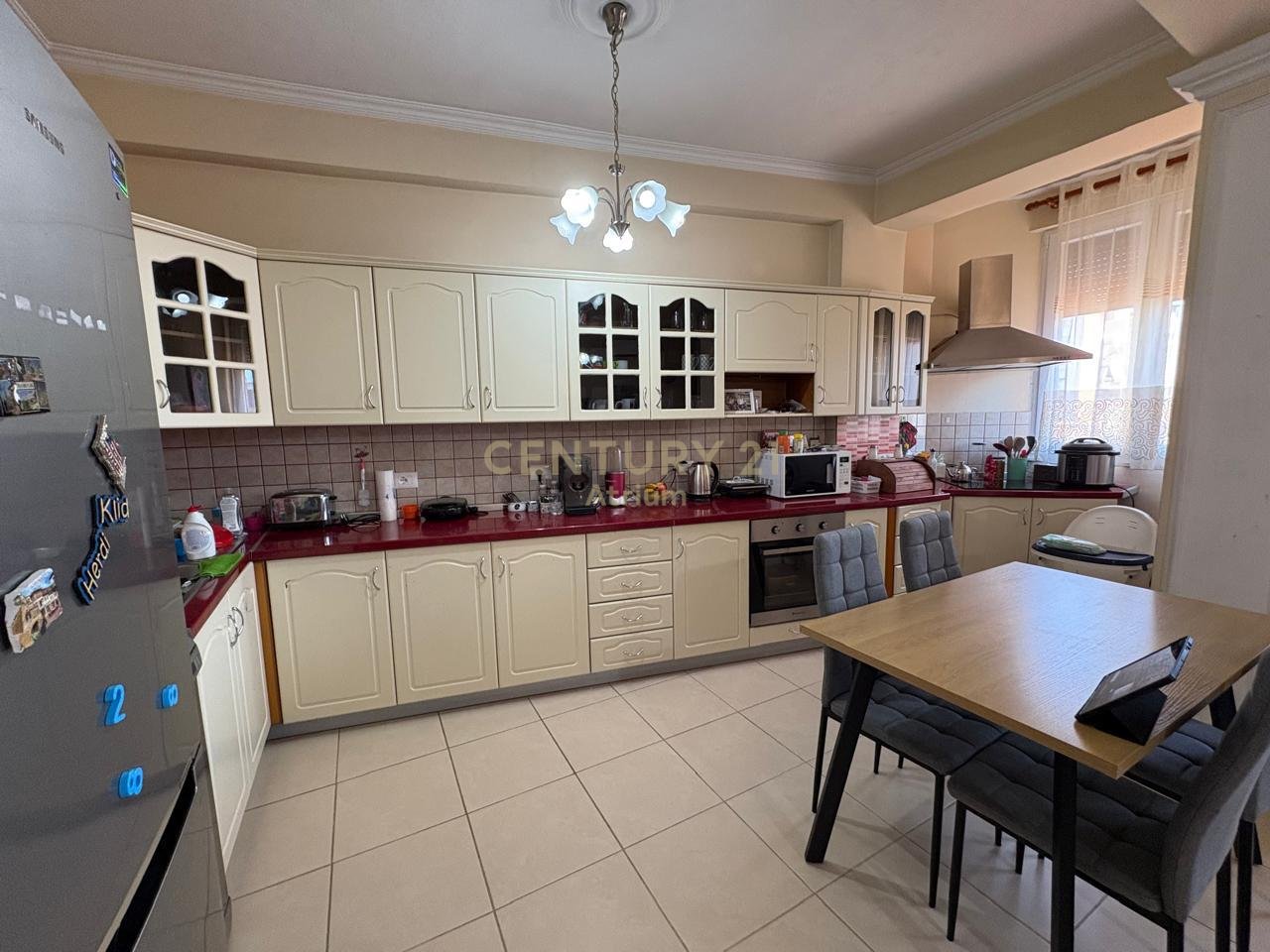 Jepet me qira Apartament 2+1 te Shkolla e Kuqe!!!