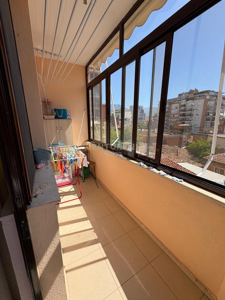 Jepet me qira Apartament 2+1 te Shkolla e Kuqe!!!