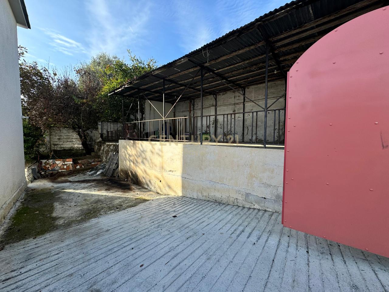 Villa in vendita vicino all'Ospedale Regionale di Durrës - €280.000 | 480 m²