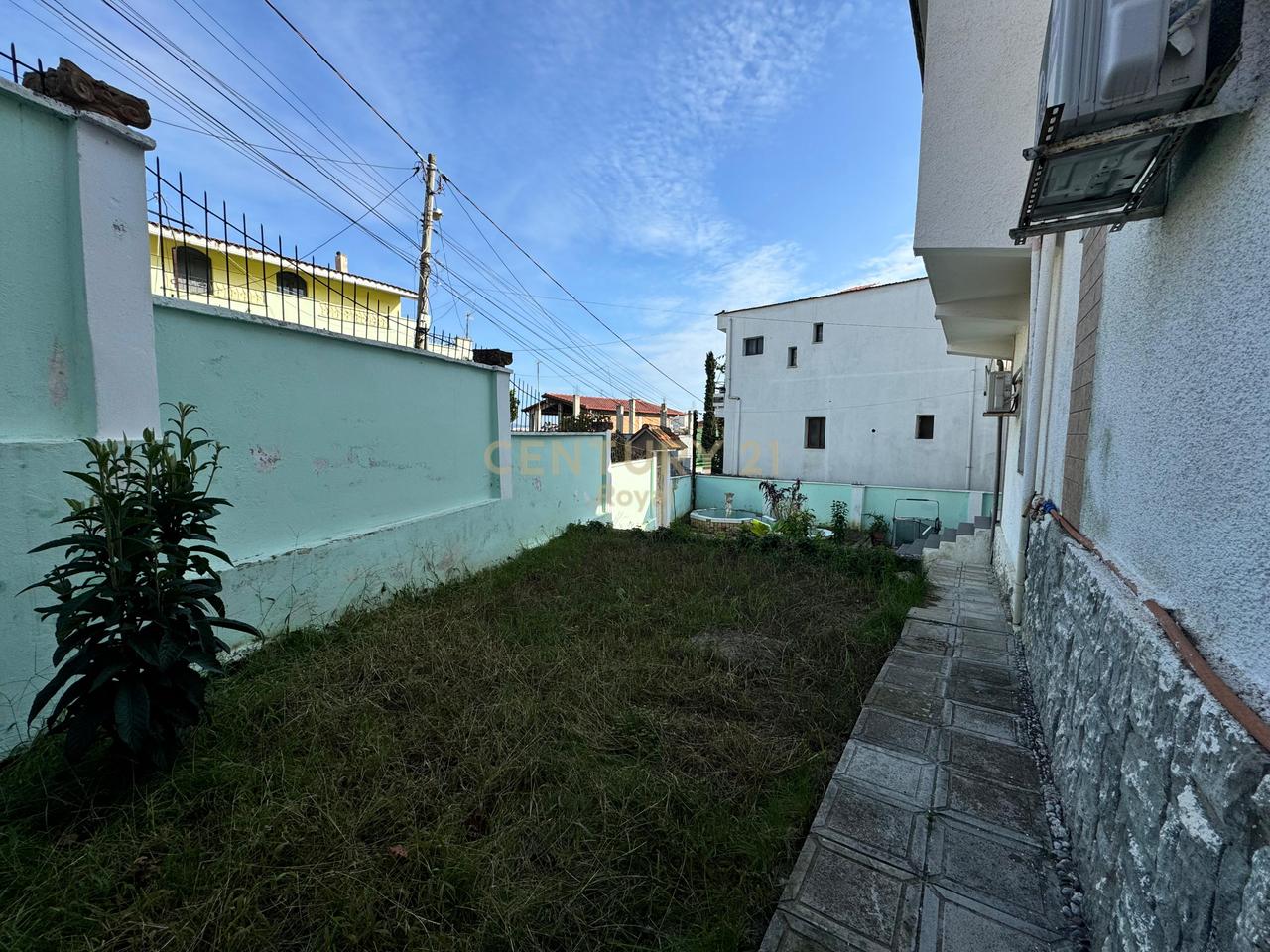 Villa in vendita vicino all'Ospedale Regionale di Durrës - €280.000 | 480 m²