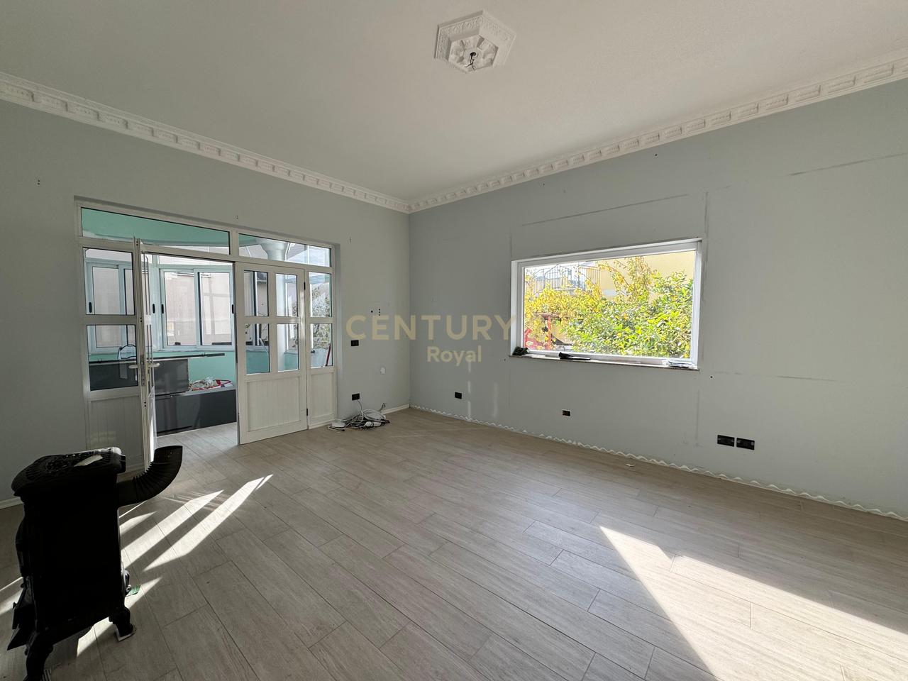 Villa in vendita vicino all'Ospedale Regionale di Durrës - €280.000 | 480 m²