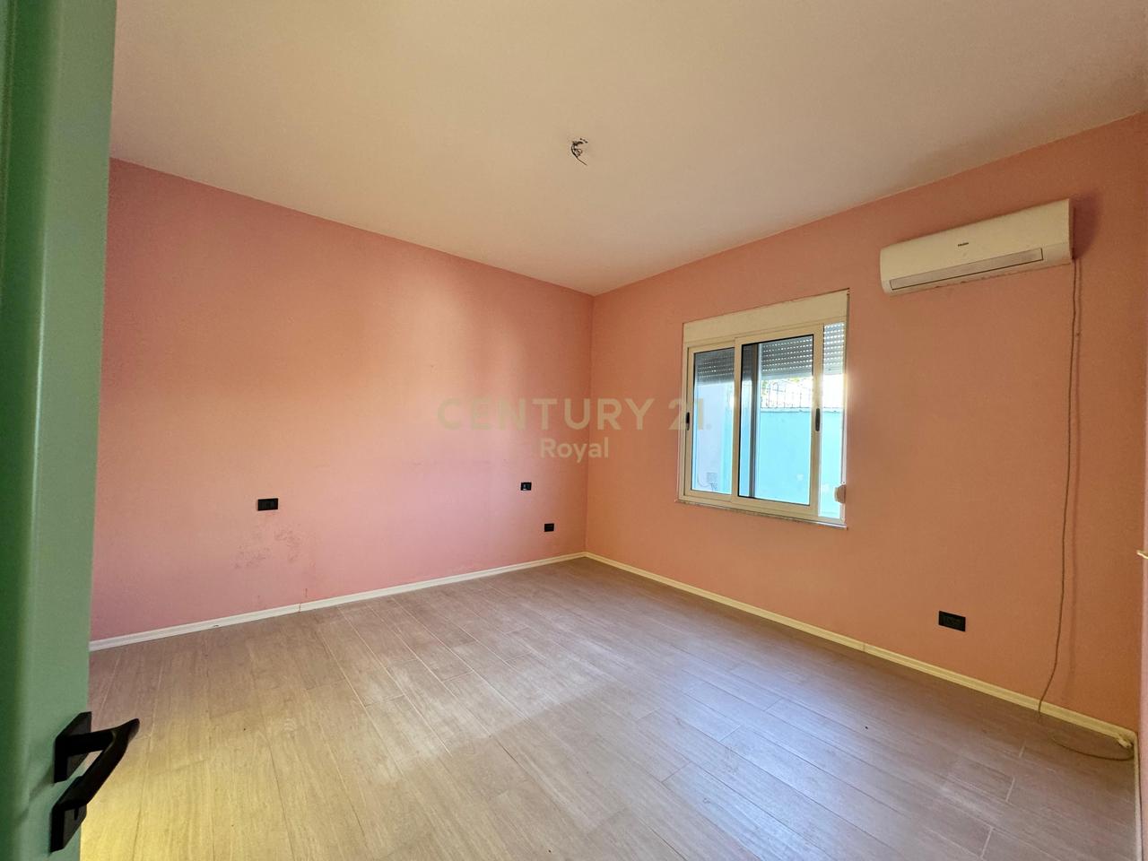 Villa in vendita vicino all'Ospedale Regionale di Durrës - €280.000 | 480 m²