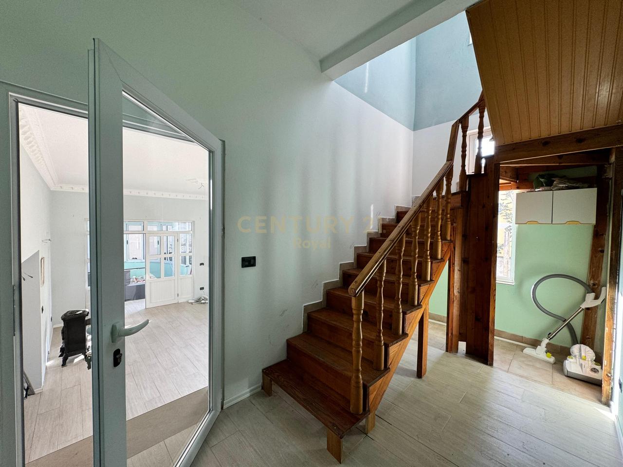 Villa in vendita vicino all'Ospedale Regionale di Durrës - €280.000 | 480 m²