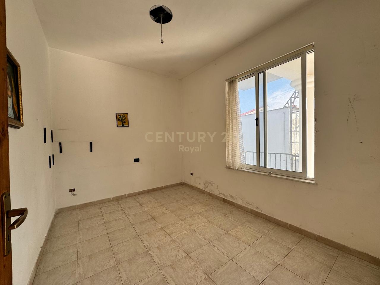 Villa in vendita vicino all'Ospedale Regionale di Durrës - €280.000 | 480 m²