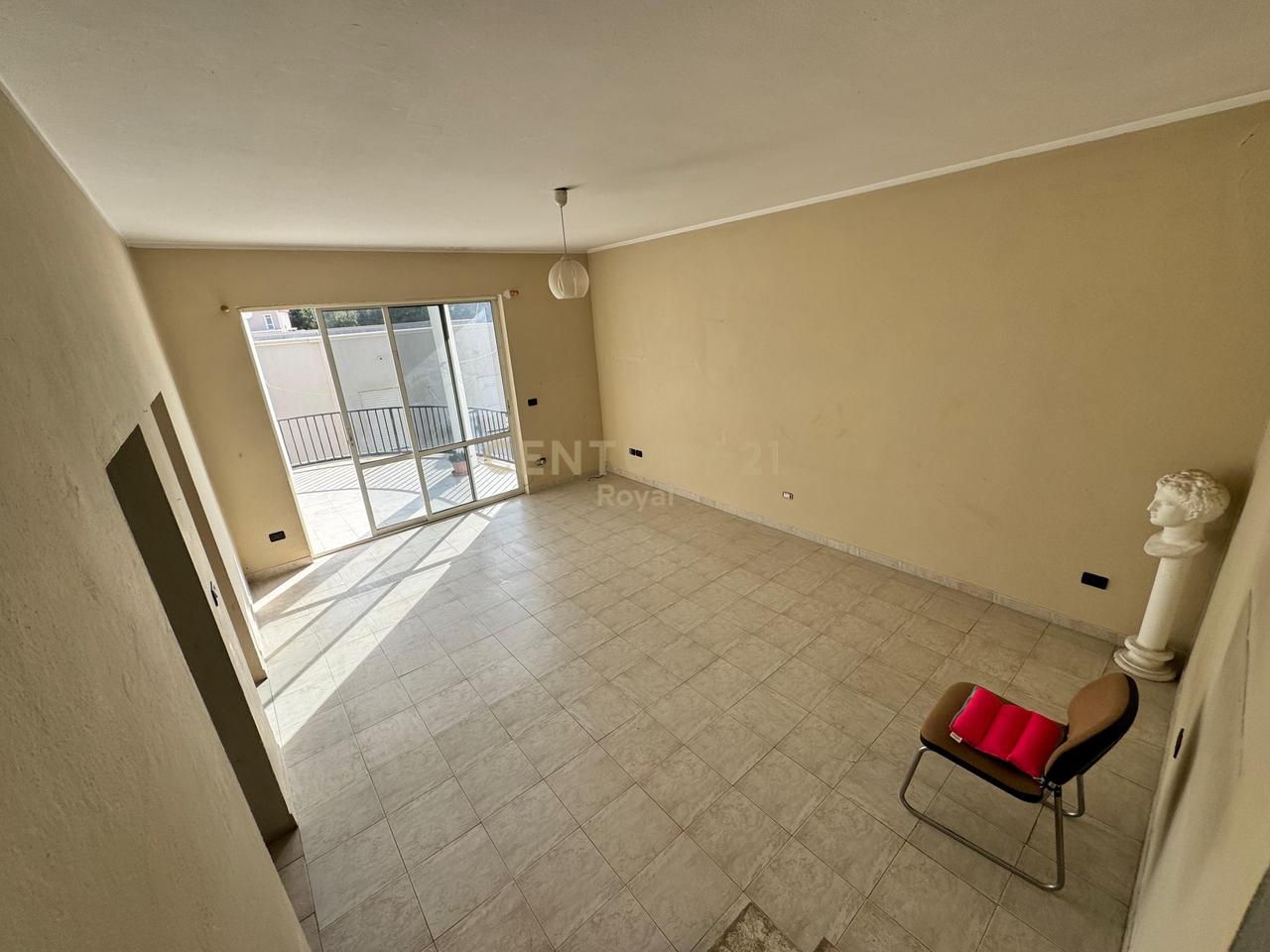 Villa in vendita vicino all'Ospedale Regionale di Durrës - €280.000 | 480 m²