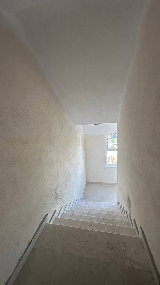 For sale 2+1+2 in Kamez.