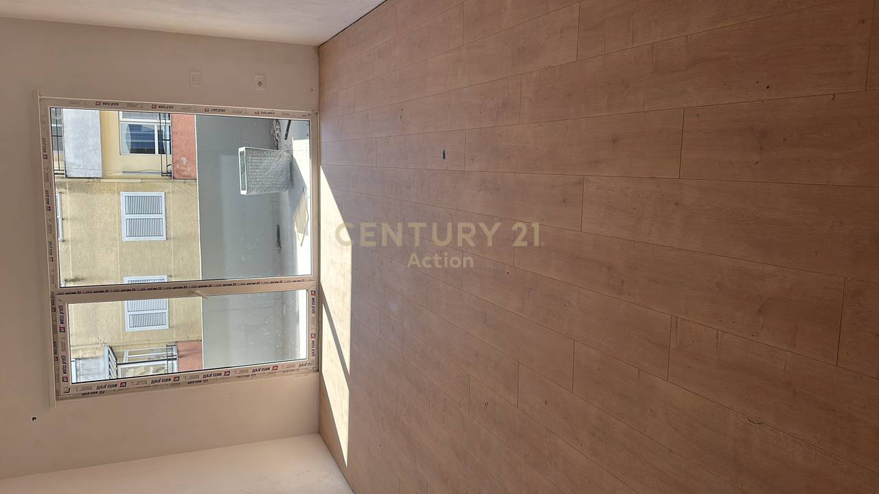 For sale 2+1+2 in Kamez.