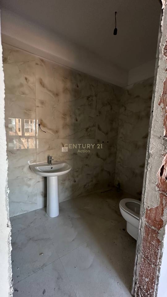 For sale 2+1+2 in Kamez.