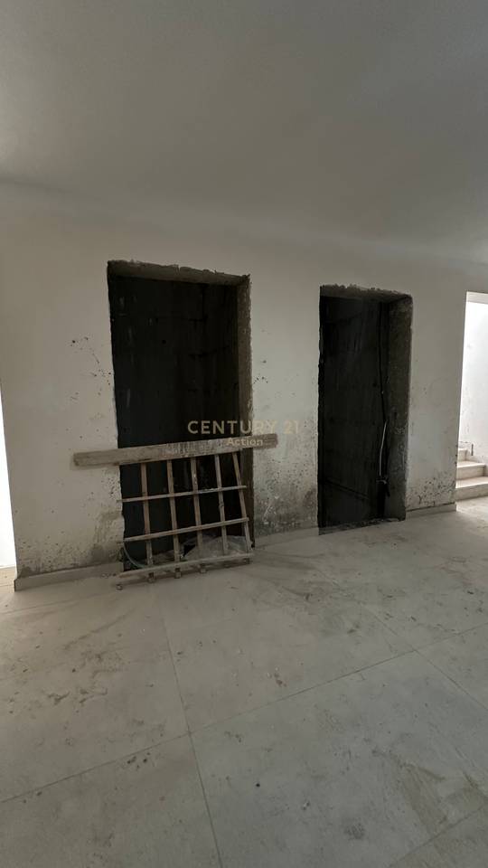 For sale 2+1+2 in Kamez.