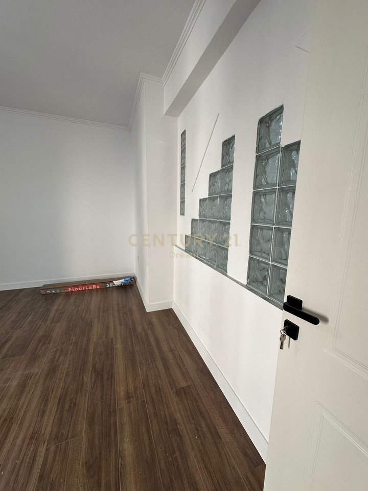 Zyra per Qira Prane Bulevardit ''Zogu i pare'' !