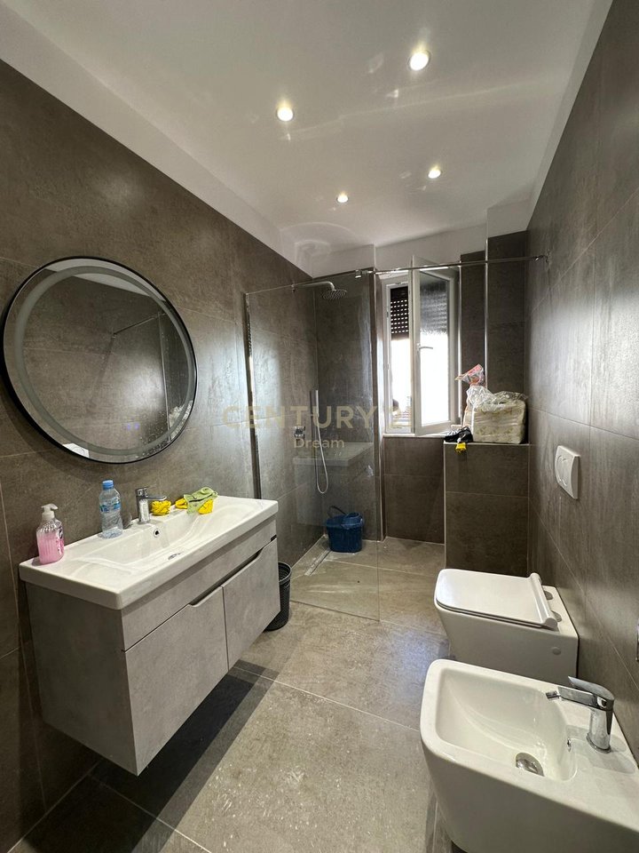 Zyra per Qira Prane Bulevardit ''Zogu i pare'' !