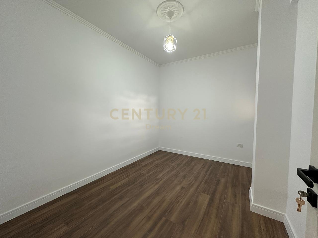 Zyra per Qira Prane Bulevardit ''Zogu i pare'' !