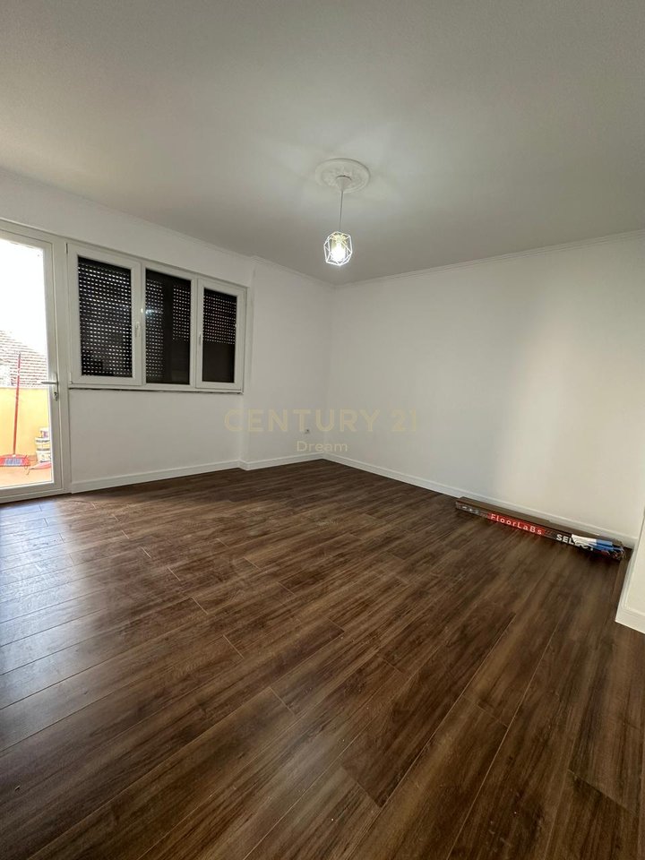 Zyra per Qira Prane Bulevardit ''Zogu i pare'' !