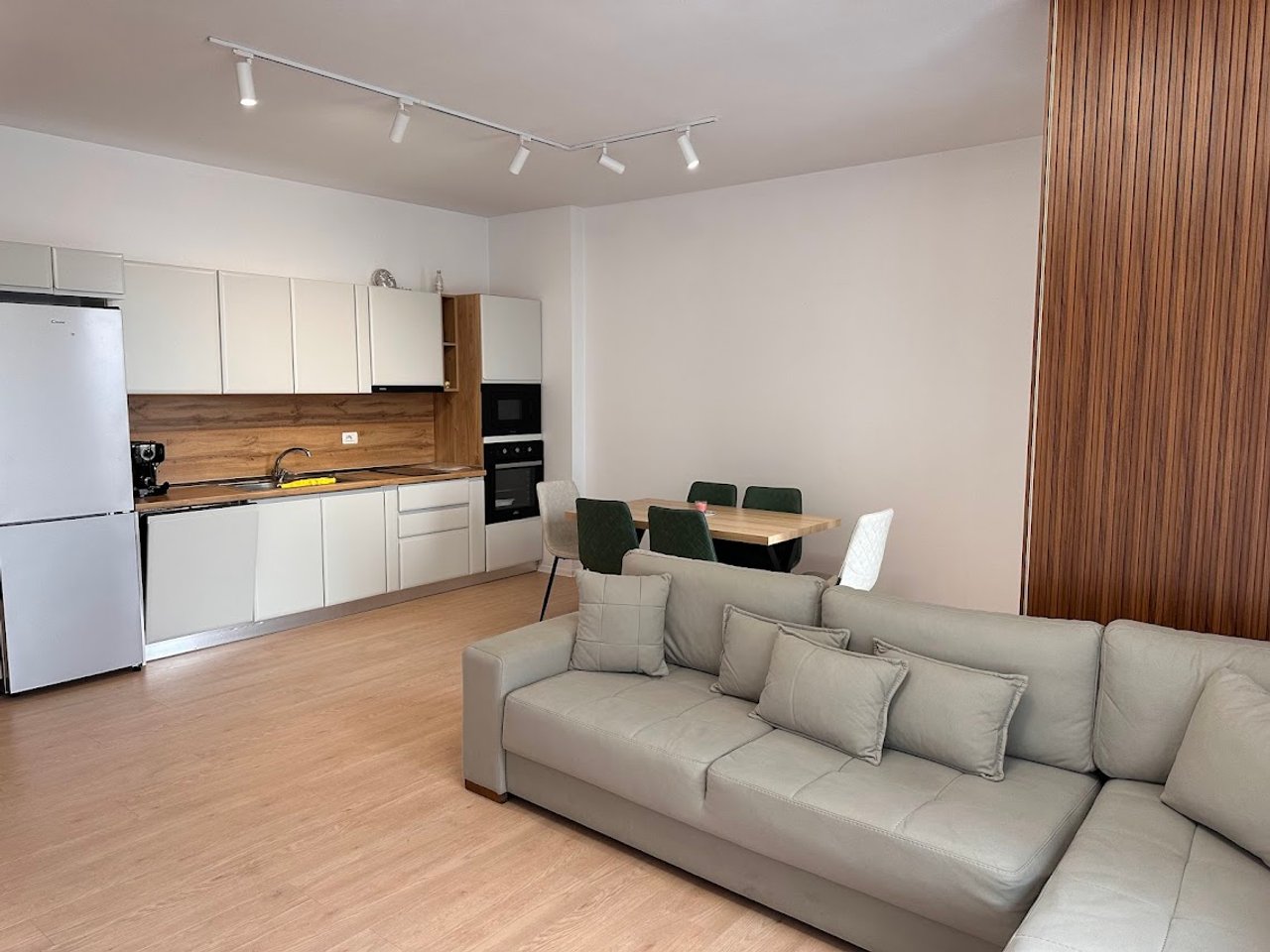 JEPET ME QIRA APARTAMENT 2+1+2 + POST PARKIMI TEK KOMPLEKSI ASL !