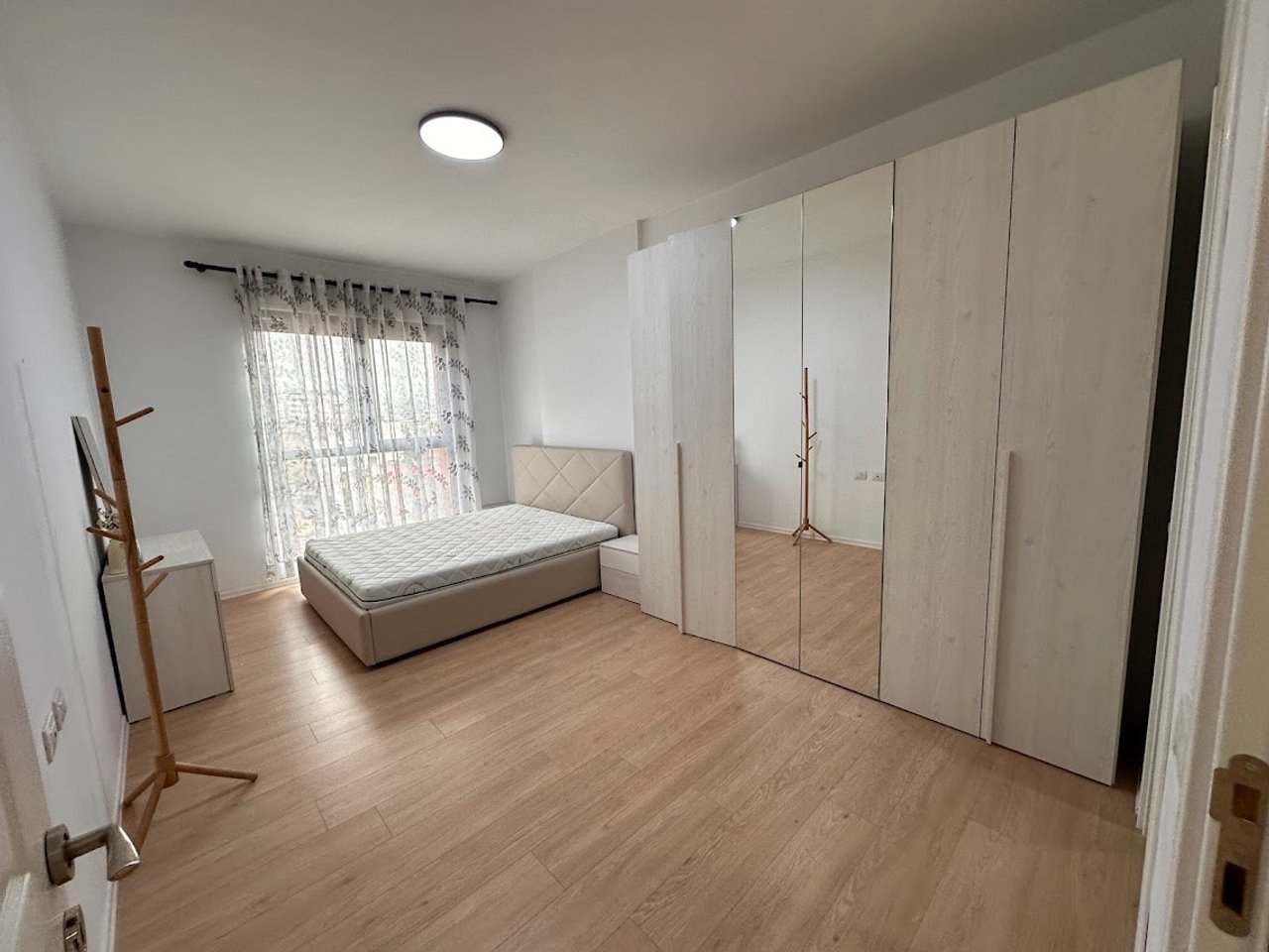 JEPET ME QIRA APARTAMENT 2+1+2 + POST PARKIMI TEK KOMPLEKSI ASL !