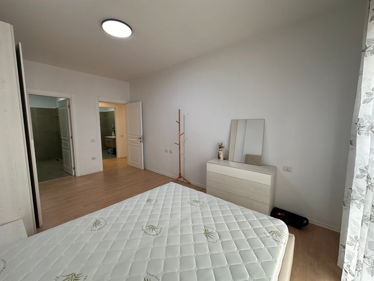 JEPET ME QIRA APARTAMENT 2+1+2 + POST PARKIMI TEK KOMPLEKSI ASL !
