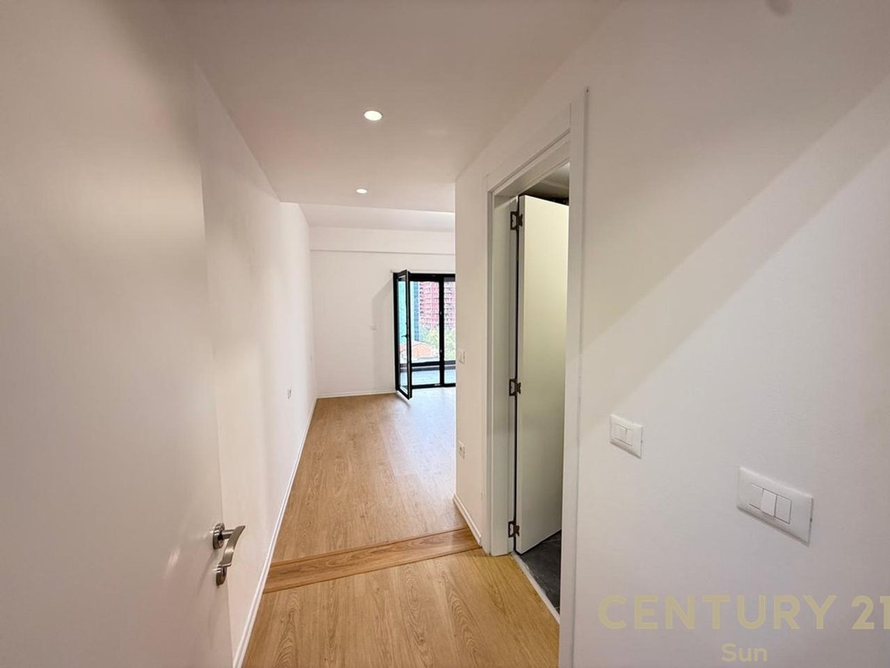 Studio+Zyra 3+3 Me Qira në Rrugen e Kavajës!