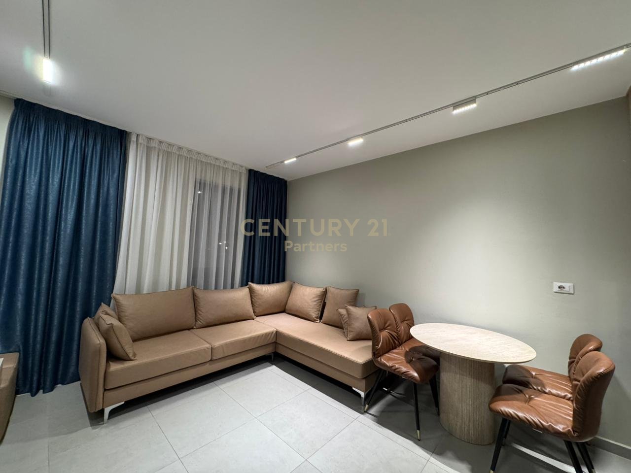 APARTMENT FOR RENT IN UNAZA TE RE!