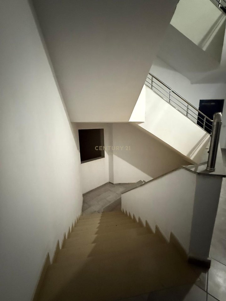 JEPET ME QIRA APARTAMENT 2+1 TE "PORCELANOSA" VLORE