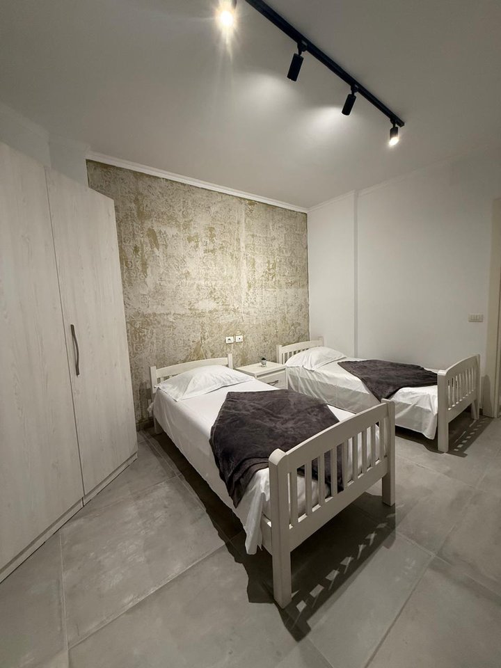 JEPET ME QIRA APARTAMENT 2+1 TE "PORCELANOSA" VLORE