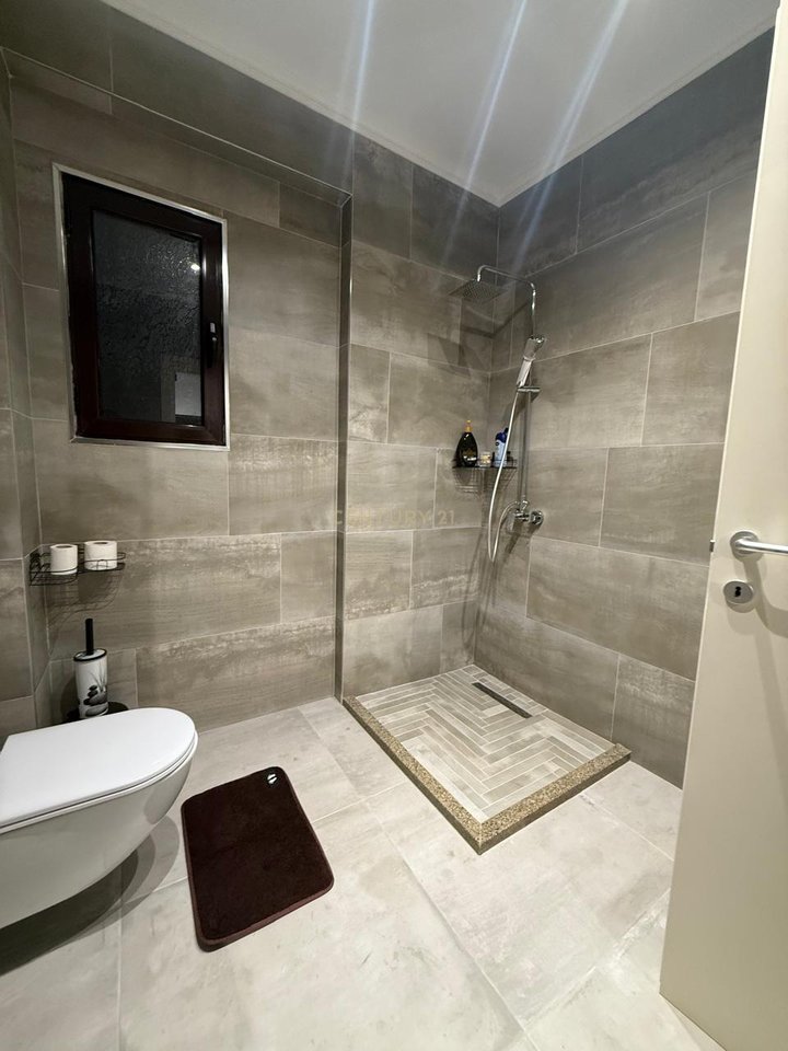 JEPET ME QIRA APARTAMENT 2+1 TE "PORCELANOSA" VLORE