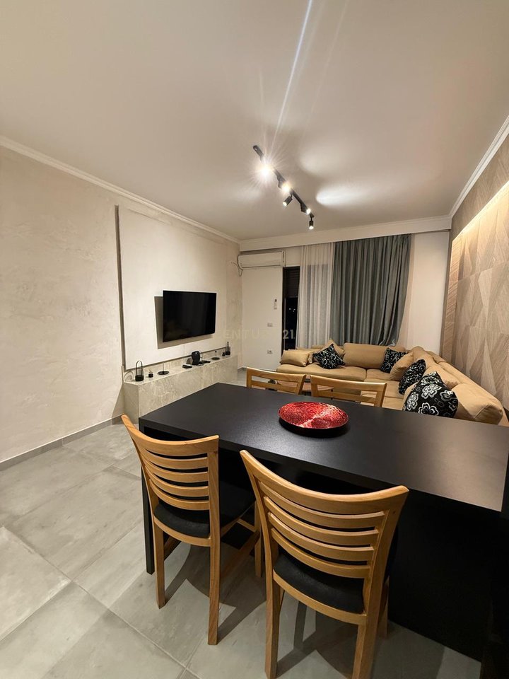 JEPET ME QIRA APARTAMENT 2+1 TE "PORCELANOSA" VLORE