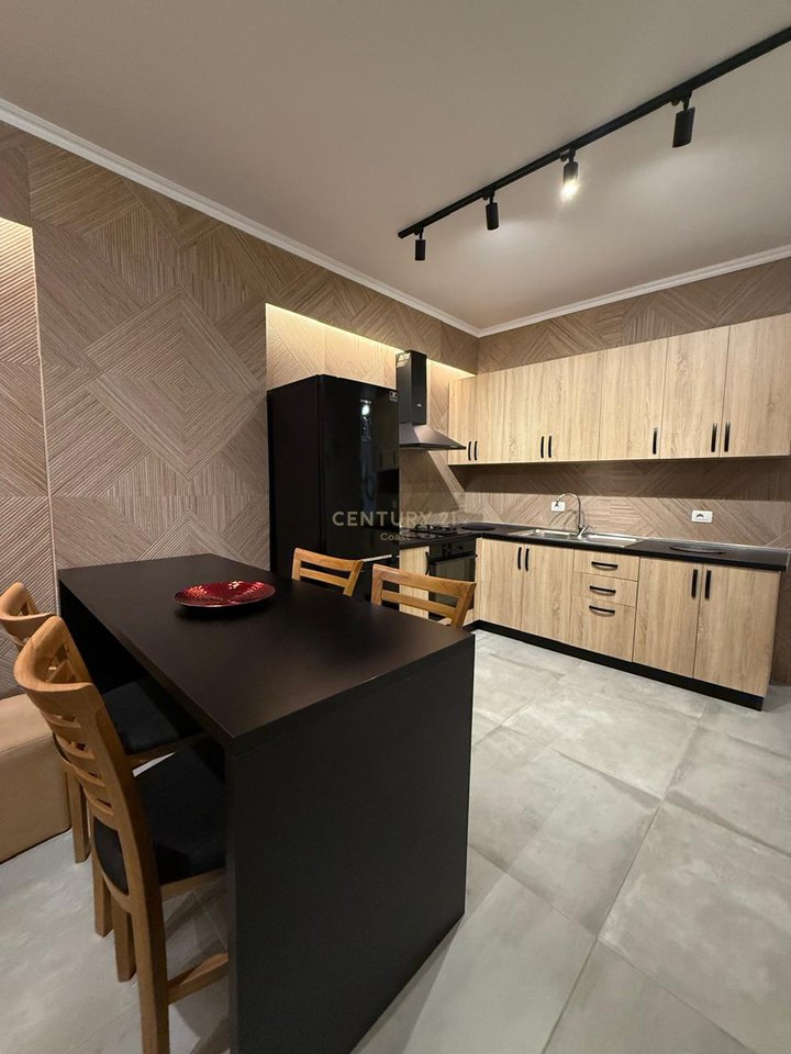 JEPET ME QIRA APARTAMENT 2+1 TE "PORCELANOSA" VLORE