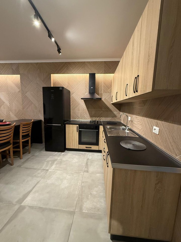 JEPET ME QIRA APARTAMENT 2+1 TE "PORCELANOSA" VLORE