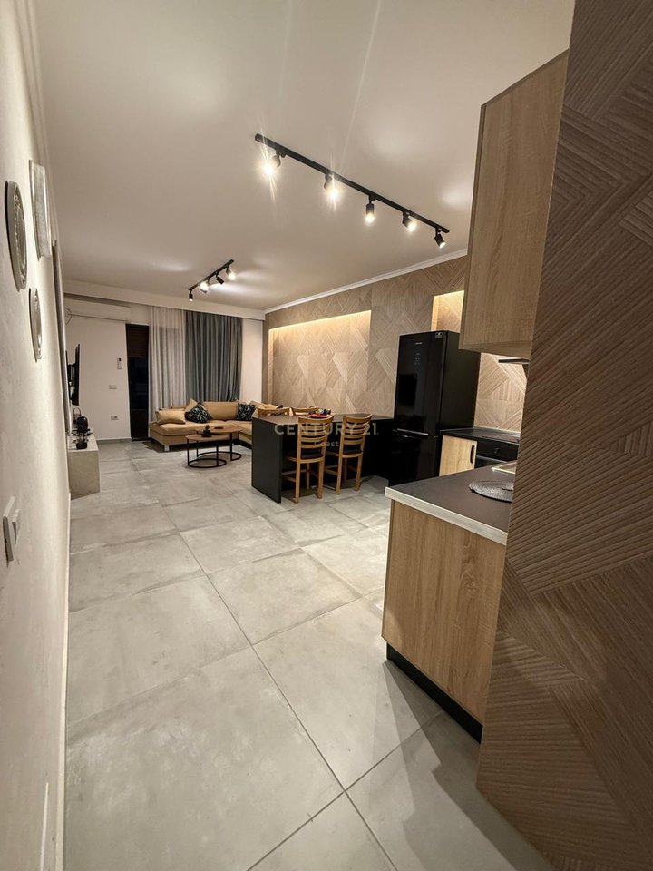 JEPET ME QIRA APARTAMENT 2+1 TE "PORCELANOSA" VLORE